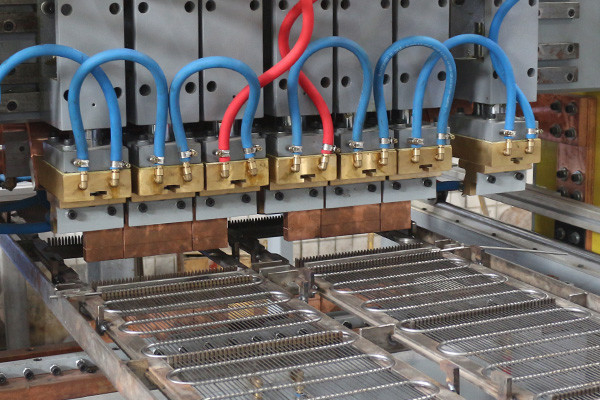 Hwashi Full Automatic Steel Wire Mesh Condenser Copper Buddy Tube and Multi-Point Spot Welding Machine