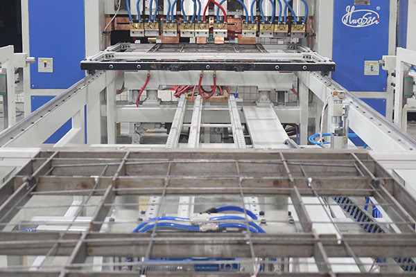 Hwashi Full Automatic Steel Wire Mesh Condenser Copper Buddy Tube and Multi-Point Spot Welding Machine
