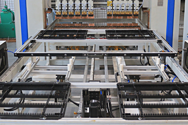 Hwashi Gantry Type Wire Mesh Welding Machine for Refrigerator Rack Frame