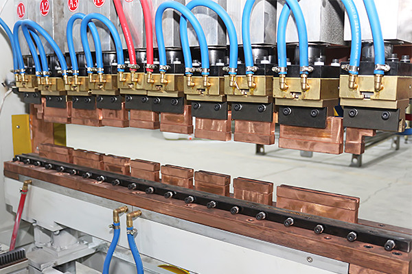 Hwashi Gantry Type Wire Mesh Welding Machine for Refrigerator Rack Frame