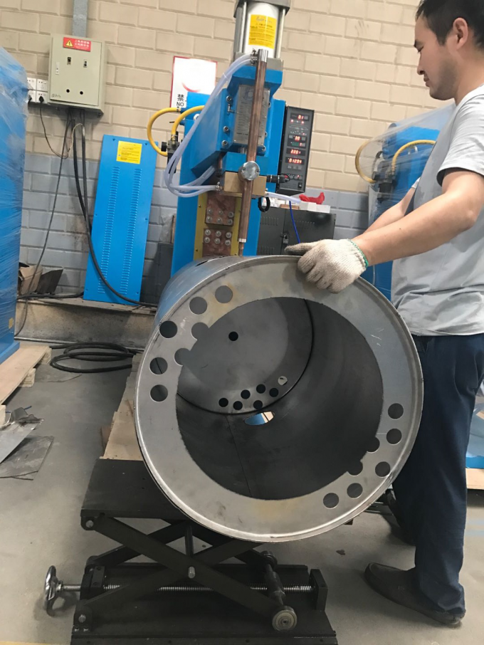 Hwashi High Quality Stainless Steel Automatic Double Station Circular Rolling Seam Welding Machine Manufacturer for Oil Tank 3